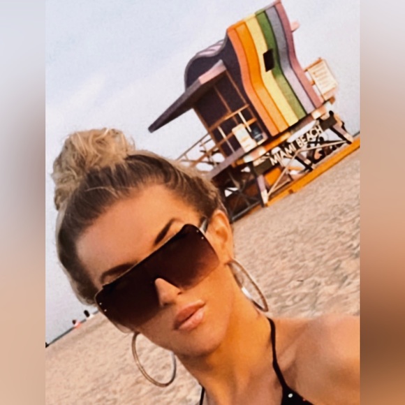 Meet your Posher, MONA! 💖 - Picture 3 of 7